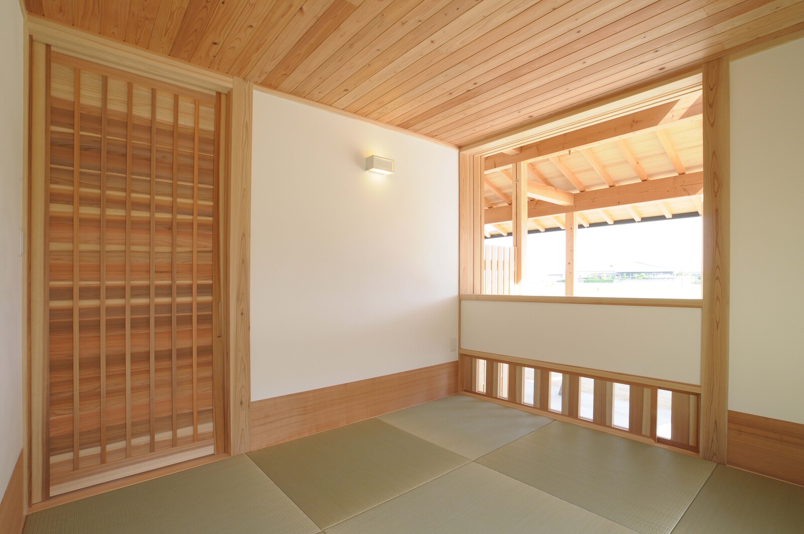 木張りの天井と木製の格子戸がある和室
